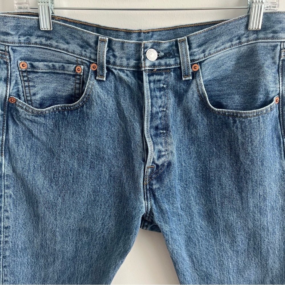 Levi’s 501 Original Fit Jeans W31 L34 Medium Wash Straight Leg Button Fly - Picture 3 of 7